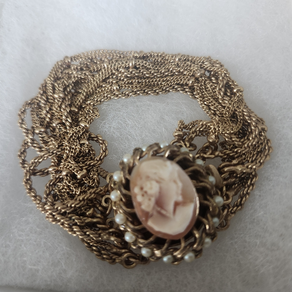 Elegant Gold Cameo Necklace